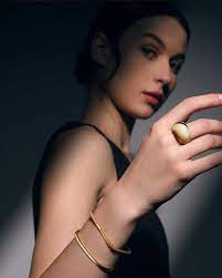 Bagaimana Perkembangan Teknologi Mempengaruhi Desain Gelang Emas Terbaru?