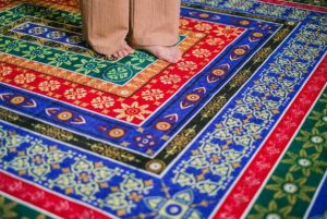 karpet berwarna terang