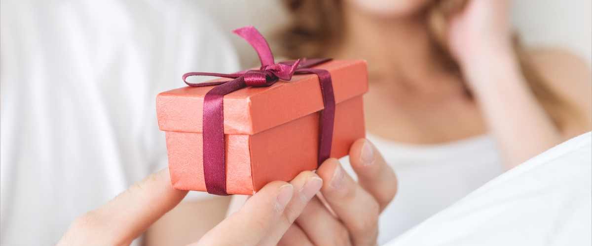 10 Ide Hadiah untuk Pria yang Paling Disukai dan Berkesan