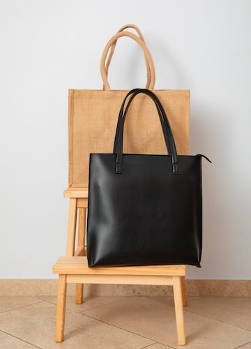 Tas Produksi Lokal, Kualitas Global: Pilihan Tepat untuk Gaya dan Fungsi