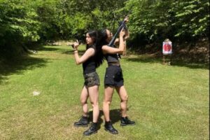 Dua peserta menembak ke arah sasaran di lapangan terbuka Pecatu Shooting Range Bali