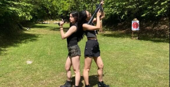 Dua peserta menembak ke arah sasaran di lapangan terbuka Pecatu Shooting Range Bali